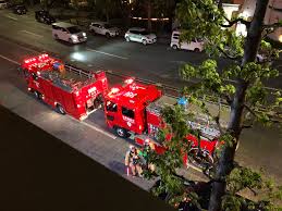 草間由紀 on X: 西麻布三丁目。火事⁈マンション前の外苑西通りに消防車、救急車、パトカーが出動。どうやらウチよりも西麻布交差点よりのビルから通報があったよう。多分大事に至らなかったらようで一安心。  t.couHyGQCPxMh  X