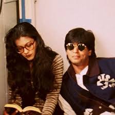 1995 Dilwale Dulhania Le Jayenge Shahrukh Khan Kajol One Of The Most Adorable Scenes Shahrukh Khan And Kajol Shah Rukh Khan Movies Shahrukh Khan