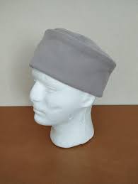 ライトグレーのウール生地で作られた丸いボンネット。