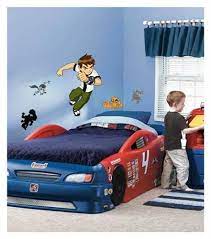 ben 10 cizgi filmi ilk olarak 2005 yilinda gosterime girmistir ben 10 cizgi filminin ana karakteri olan ben ormanda yururken ben 10 duvar en yakin arkadaslar