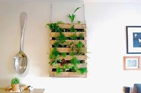 Blumenampel Selber Machen 29 Tolle Diy Ideen Mit Anleitung Vertikaler Garten Diy Diy Blumenstander Zimmerkrauter