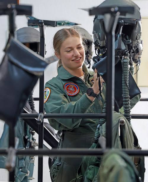 La princesa Leonor de Borbón vuela por primera vez en un caza F5 y conoce de  primera mano el Eurofighter Typhoon - Libertad Digital