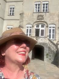 Finally got my Angel Strawbridge wallpaper up....carried it through to the  ensuite as well...I'm loving the Dragonflies in the paper so picking up