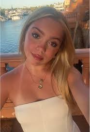 Holly Grubbs's Instagram, Twitter & Facebook