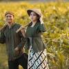 Hasil foto prewedding adat jawa ini kemudian oleh studio 73photoworks diberi sentuhan efek penuaan sehingga terlihat sangat vintage dan menjadi seru karena kita bisa melihat perkiraan wajah calon mau foto prewedding anda seperti dwi & puguh cepat hubungi kami di whatsapp: 160
