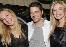 Check spelling or type a new query. Royla Rebh Menei Spiti Kai Mas Deixnei Adhmosieytes Fwtografies Me Ton Apostolh Totsika Kai Thn Zeta Makrypoylia