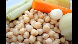 Los garbanzos tardan entre una y dos horas a cocerse en cacerola y unos 20 minutos si los cocemos en una olla a presión. Como Cocer Garbanzos En Olla Tradicional Youtube