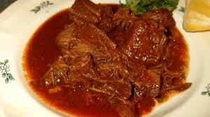 La carne se cocina a fuego lento en una salsa espesa que suele llevar cerveza o chicha, jugo de fruta, ajo, cebolla, tomate, hierbitas y especias. Barbacoa De Carne De Res Cocida Lentamente Recetas De Cocina
