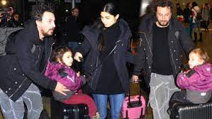 Tuba büyüküstün özel hayatı hakkında detayları bulabileceğiniz güzel bir yazı dizisi. Tuba Buyukustun Ikizleri Valiz Ustunde Tasidi