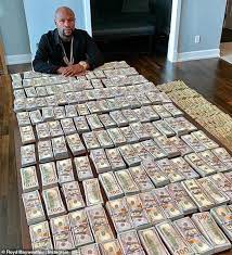 Yet once every few generations a fighter will identify himself as unique among. Floyd Mayweather Reignites Rivalitat Mit Manny Pacquiao Mit Frischen Halse Auf Philippinisch Sterne Aktuelle Boulevard Nachrichten Und Fotogalerien Zu Stars Sternchen
