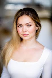 Laura Schilz's Instagram, Twitter & Facebook