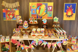 Vamos ver dicas de decoração para festa junina, receitas típicas e diferentes deliciosas e claro vou indicar alguns personalizados lindos e prontos para imprimir, vamos começar: Decoracao Festa Junina