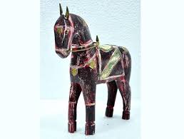 This beautiful figurine is in excellent condition with no chips, cracks or scratches. Pin Pa Handicrafts