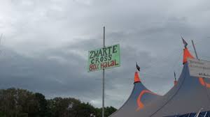 Zwarte cross een feest met muziek, motorcross, stunts, humor, theater en spektakel. Zwarte Cross Maakt Excuses Voor Racistisch Bord En Zeil Binnenland Ad Nl