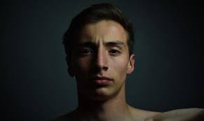 Come l'ossessione per la positività sta rovinando la nostra salute mentale 