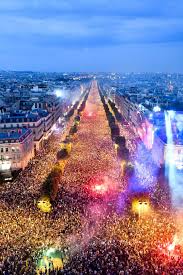 Revivez le défilé des champions du monde sur les champs elysées. Photos Coupe Du Monde 2018 La Folle Joie Des Supporters Francais Apres La Victoire Des Bleus En Finale Coupe Du Monde Coupe Du Monde 2018 Equipe De France