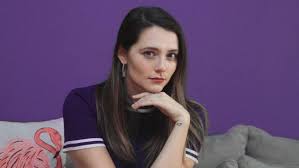 Edificio corona es una telenovela chilena, de género comedia de situaciones y comedia dramática, coproducida por mega y ddrio estudios, estrenada el 11 de enero de 2021. Las Cardenashian Asi Luce Magdalena Muller Como Esmeralda En Edificio Corona Meganoticias
