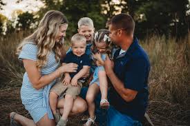I can still hear the giggles from this session 💙 @leann.avery  #centraliowaphotographer #midwestphotographer #familysession  #iowafamilyphotographer #iowafamily #familyphotosession  #centraliowafamilyphotographer