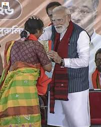 पीएम मोदी बंगाल के बिष्णुपुर पहुंच गए हैं। रैली के दौरान कहा - TMC आदिवासी  क्षेत्रों के लिए योजनाएं भी लागू नहीं करती। यहां कई पिछड़ी ...