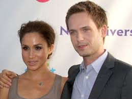 Meghan markle war vor ihrer hochzeit mit prinz harry schauspielerin in der erfolgsserie «suits». Meghan Markle Suits Ehemann Patrick J Adams Ist Schon Vor Ort Trend Magazin Meghan Markle Ehemann Prominente