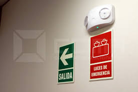 estándares de señalética de evacuación instalados en un edificio moderno de Lima