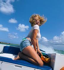 Claudia gerini instagram instagram, phone number, contact number, claudia gerini instagram home address claudia gerini was born in rome, where she did classical studies and dance training. Claudia Gerini Lato B Scultoreo In Spiaggia Bikini E Perizoma La Foto Oltre La Censura Libero Quotidiano