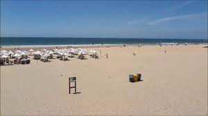 Een prachtig goudgeel zandstrand en in het dorp zelf is veel te zien uit de moorse tijd. Lissabon Strand Carcavelos Youtube