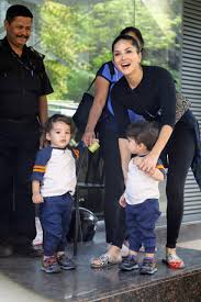 Последние твиты от sunnyleone (@sunnyleone). Sunny Leone And Kids Spotted At Juhu Gallery Social News Xyz