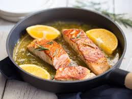 Lachspfanne Mit Orangen Rosmarin Sauce Rezept Rezepte Lachs Rezepte Pfanne Lachs Zubereiten
