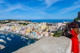 Il piccolo comune ha già ricevuto alcuni elogi dagli esperti della commissione del mibact ma per ottenere la. Procida Dove Si Trova E Cosa Vedere Nella Capitale Della Cultura 2022