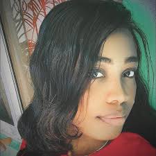 Yole Dérose, une passionnée de musique et d'art, a consacré sa vie à ces  domaines. Attirée par la scène comme un aimant, son voyage musical a débuté  en 1979 au festival international