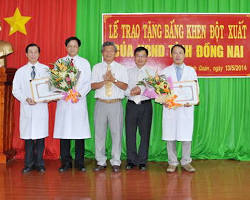 Hình ảnh về Bác sĩ nhận bằng khen
