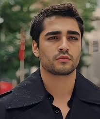 Maravillosa lazos de sangre trabajaron estas dos personitas más que bien  por eso les escribo algo en árabe descendencia pura tengo y los amo Son los  únicos que saben trabajar no soy