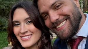 Marcella Fogaça recria fotos da gravidez com as gêmeas: 'Amadas'