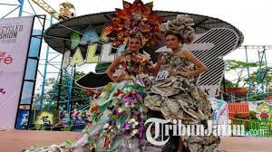 Bila kamu ingin mempercantik tampilan halaman rumah, kamu bisa membuat taman kecil. Pakai Bahan Karung Beras Desainer Dari Batu Ini Tampilkan Gaun Bertema Pesta Art Di Fashion Recycle Tribun Jatim