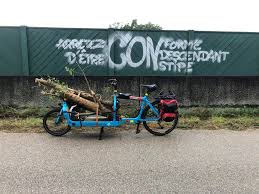 Salut à tous et meilleurs vœux pour cette nouvelle année qui commence. Je  suis en pleine réflexion pour me faire une remorque en alu pour aller  chercher mon bois. Mon Bullitt ne