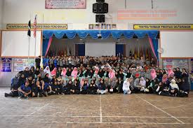 Sekolah menengah sains tuanku munawir yang terletak di seremban adalah sekolah berasrama penuh yang menduduki kedudukan ketujuh dalam 12. Sekolah Menengah Teknik Terengganu