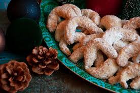 Die Besten Vanillekipferl Platzchen Rezept Meiner Osterreichischen Oma Platzchen Rezept Vanillekipferl Vanillekipferl Backen