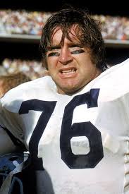 BLAINE NYE, DAVE MANDERS AND JOHN NILAND BLOCKING FOR CRAIG MORTON ON A  PASSING PLAY!