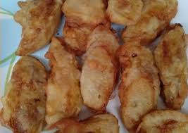 Larutkan tepung sasa dan air, lalu masukkan wijen secukupnya. Resep Pisang Goreng Radea