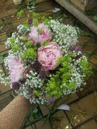 sommerstrauss locker gebunden die basis bilden die pfingstrosen das schleierkraut darf die anderen bluten ruhig ube schleierkraut hochzeit blumen deko blumen