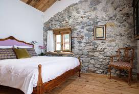 Accanto ai pavimenti, ai soffitti e alle pareti rivestiti in legno antico, spiccano la pietra, il ferro ossidato e i vetri di concezione contemporanea. Case Di Montagna Il Rifugio Per Eccellenza News Gabetti