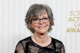 Breaking News🚨:Sally Field, 76, has refused to apologize for her grey hair  and has remained committed to not having plastic surgery. As she fights  ageism in Hollywood, this timeless actress has some