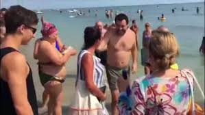 È saper fare lo spaccone da spiaggia in un tempo in cui la spiaggia è diventata metafora del paese e delle vite. Matteo Salvini In Spiaggia Preso D Assalto Da Fan E Curiosi In Cerca Di Foto E Autografi