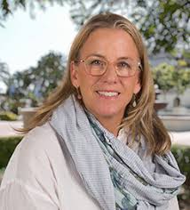 Elizabeth Walcott's Instagram, Twitter & Facebook