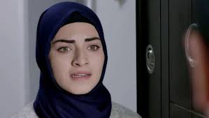 Elif streszczenie odcinków 1052, 1053, 1054, 1055, 1056: Jülide i Şafak  stają na ślubnym kobiercu. Alev uprowadza Emirhana. Stan Macide bardzo się  pogarsza