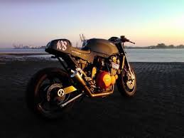 Schicker Umbau Auf Caferacer Gebaut Vor Ca 3 Jahren Mit Gebrauchsspuren Umbau Auf Suzuki Caferacer Tr Triumph Cafe Racer Triumph Speed Triple Cafe Racer
