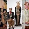 Adat jawa sangat melekat di indonesia,khususnya namun pada saat upacara perkawinan, bagi orang tua mempelai biasanya mereka memakai kain jarik dan pengantin wanita memakai busana adat bersama, basahan. 1