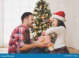 父亲和女儿交换的和打开的圣诞节礼物库存照片. 图片包括有女儿, 概念, 季节, 人们, 早晨, 快乐- 78259578