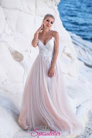 • oggi per un wedding dress un po' fuori dagli schemi, molte sono abiti da sposa sartoriali che rispecchiano i gusti e le esigenze di ogni donna. Abito Da Sposa Con Corpetto Di Pizzo E Gonna Di Tulle Colorata Collezione 2019sposatelier